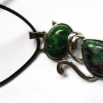 Zielony zoizyt z rubinem, wisiorek z kotkiem, kot - 