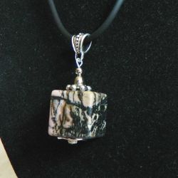 Rodonit naturalny, kamień równowagi - wisiorek dla minimalistki