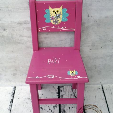 różowe krzesełko z oparciem sowa