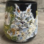 Porcelanowy kubek ręcznie malowany Kot Maine coon w dzikiej róży  - 