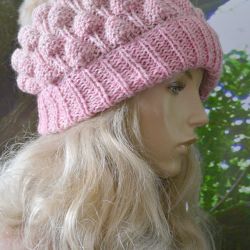 Czapka bąblowa z pomponem w kolorze różowym.