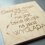 drewniany obrazek z cytatem motywacyjnym - drewniana tabliczka z przesłaniem