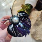 Broszka Żuk  - Haftowana ręcznie koralikami, kryształkami i perełkami – dopracowana w każdym detalu.