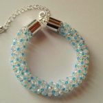 Przejrzysta z niebieskimi koralikami - bransoletka koralikowa handmade