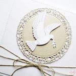 Kartka PAMIĄTKA CHRZTU w bieli z beżem - Biało-beżowa kartka na Chrzest z gołębicą