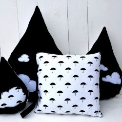 Komplet-Dresowe poduszki krople w parasolki - czarno-białe