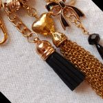 Złoto czarna zawieszka do torebki - Złoto-czarna zawieszka do torby