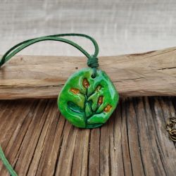 Leśna Kropla – zielony wisiorek z motywem roślinnym