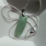 Cykada z jasno zielonego jadeitu, wisiorek na łańcuszku lub sznureczku - 