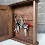 Szafka na klucze Brąz-Liście ażurowe - 50 - drewniana szafka na klucze