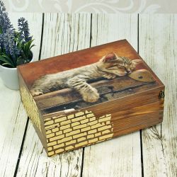 drewniane pudełko- śpiący kociak