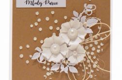 Kartka ślubna białe kwiaty na kraftowym tle