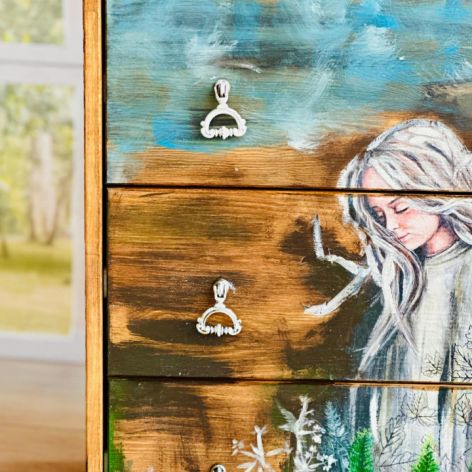 Artystyczna komoda z motywem anioła, rustykalny klimat, salon, sypialnia