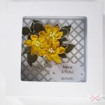 Kartka MŁODEJ PARZE z żółtymi kwiatami - Biało-żółta kartka na ślub w pudełku