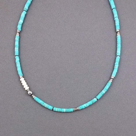 Naszyjnik z białym koralem.