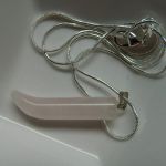 Jasnoróżowy kwarc, duży kieł, wisiorek uniseks - 