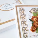Kartka W DNIU ŚLUBU z brązowymi różami #1 - Biało-brązowa kartka ślubna w pudełku