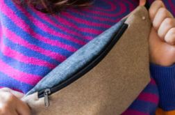 Beżowa nerka z brudnoniebieską klapą