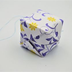 Bombka zawieszka kostka origami w kwiaty