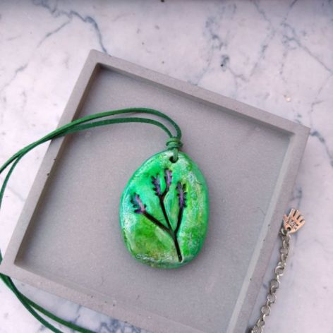 Leśna Harmonia – ręcznie robiony wisiorek z glinki