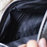 Kopertówka z szarej plecionki na kolorowym pasku - 