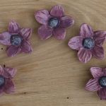 Fioletowy kwiatek ceramiczny - 