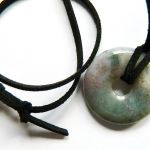 Kamien harmonii. Szaro-zielony agat mszysty, wisiorek kółko - 