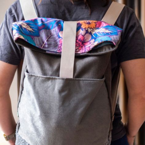 Szary duży składany plecak kurierski w kwiaty I