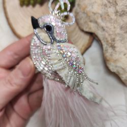 Unikalna aksamitna broszka ptak z piórami i kryształkami