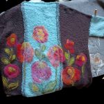 Kremowy sweter w pasy - 