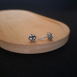 Małe srebrne sztyfty z kryształków