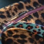 Mini torebka z weluru w panterkę - 