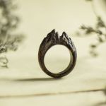 Pierścionek z drewna egzotycznego z motywem gór - drewniany pierścionek