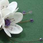 Kremowo-fioletowa ozdoba do włosów w kwiaty - zbliżenie na kwiat