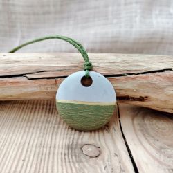 Minimalistyczny wisiorek z betonu kreatywnego – zielona harmonia