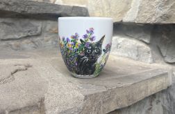 Porcelanowy kubek ręcznie malowany Kot w ogrodzie