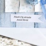 Kartka - Niech Cię strzeże Anioł Stróż - Kartki muszą mieć "duszę", tak bynajmniej myślimy :) W naszej Sworkowej Krainie nie może zabraknąć kartek, głównie takich, gdzie każdy skrawek papieru jest ważny. Nie lubimy nic wyrzucać, więc małe kawałeczki przeszywamy, kleimy, czarujemy. Tak powstają n