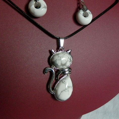 Turkus biały, wisiorek z kotkiem i kolczyki, komplet