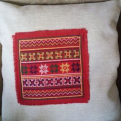 Stylowa poduszka z haftowanym wzorem folkowym