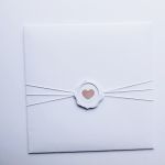 Subtelna kartka na Komunię dla dziewczynki  - Kartka na Komunię w ozdobionej kopercie