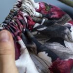 Mini plecak worek w kwiaty – ręcznie szyty z weluru | Unikat dla dzieci 0–4 lat - 