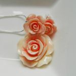 Delikatne, kremowo-różowe róże z korala, wisiorek i kolczyki - 