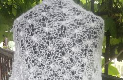 Biały szal z alpaką.