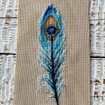 Zakładka z haftem - pawie piórko. - 