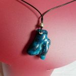 Naturalny niebieski koral, nieregularny korzeń, wisiorek na rzemieniu - 