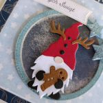 Kartka świąteczna Boże Narodzenie skrzat z pierniczkiem - Kartka świąteczna Boże Narodzenie skrzat z pierniczkiem