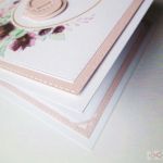 Kartka PAMIĄTKA CHRZTU - pudrowy róż - Biało-różowa kartka na Chrzest z kwiatowym motywem