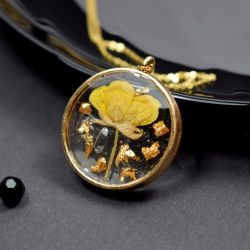 Naszyjnik z żywicy z żółtym kwiatem i płatkami złota