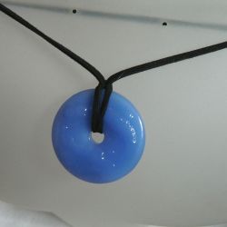 Niebieski jadeit, rzeźbione koło z dziurką