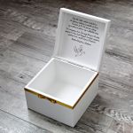 Skrzynka na pamiątkę Komunii Św. Konwalie  - Skrzynka na pamiątkę pierwszej komunii świętej, personalizowane pudełko komunijne od dziadków chrzestnych rodziców, prezent komunijny, komunia konwalie chłopiec dziewczynka